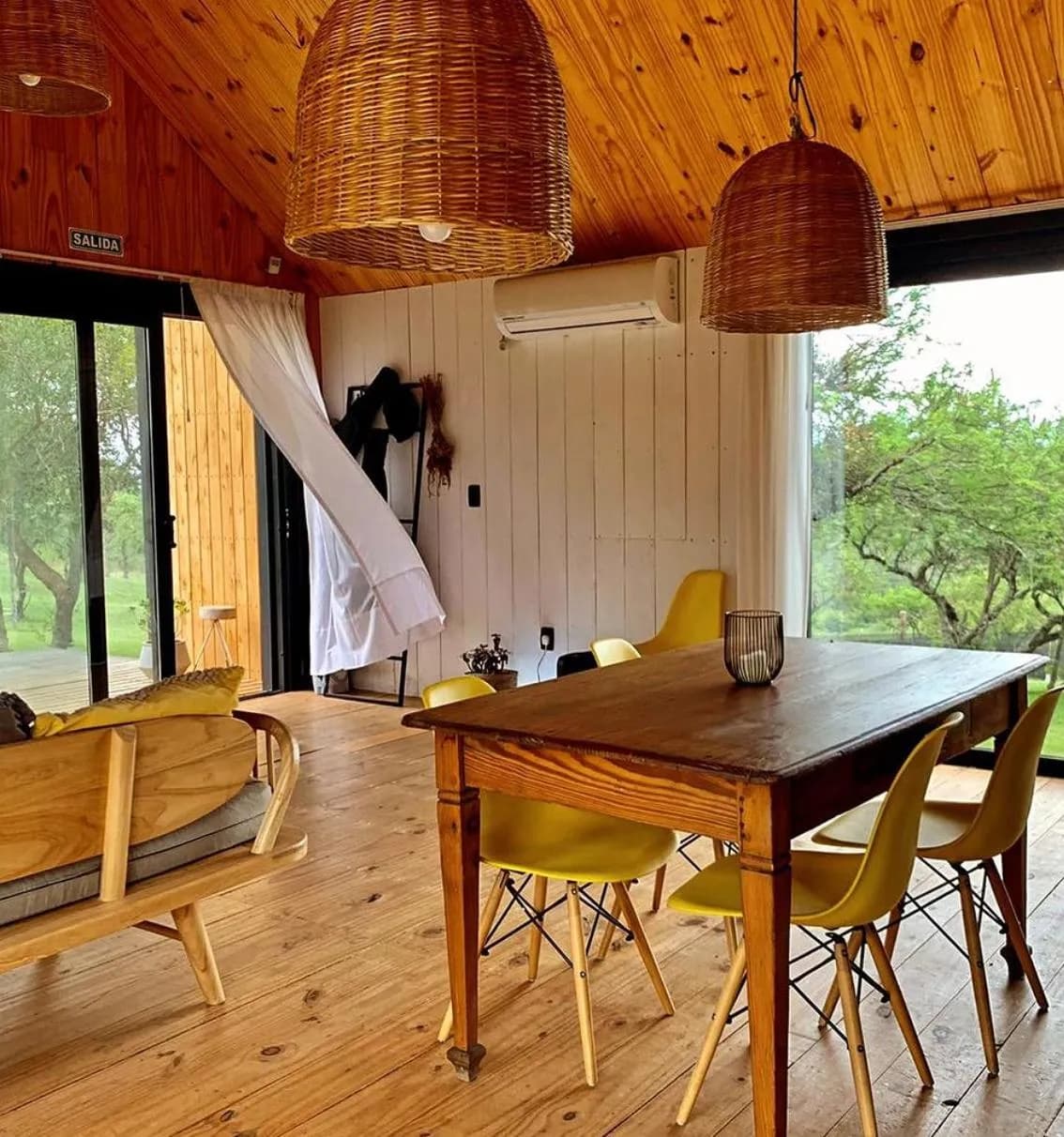 Comedor del loft con ventanales