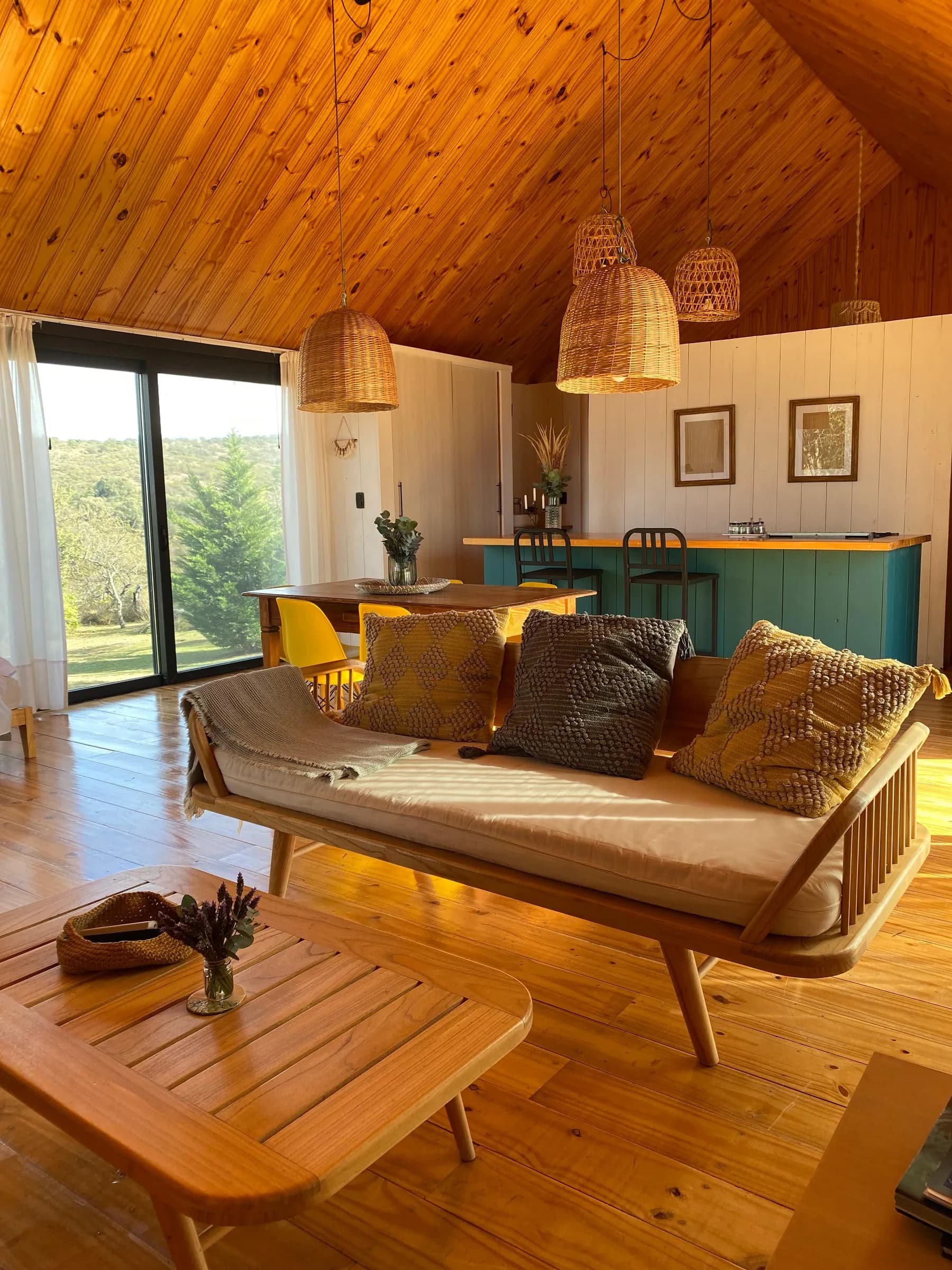 Living del loft con techo de madera